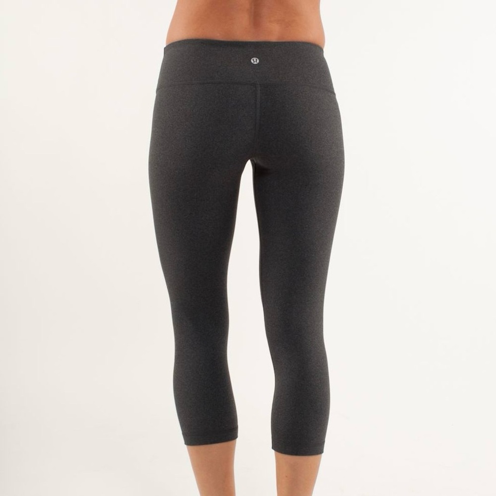 Lululemon Wunder Under Capri Leggings. 21 inch inseam. Heather Charcoal Size 6 ?